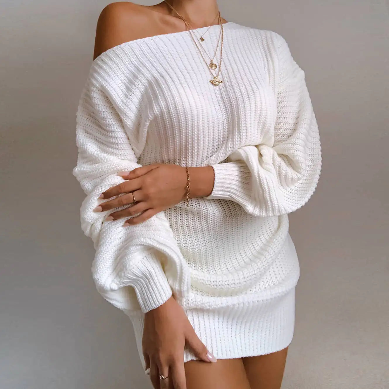 Robe pull tricotée off-shoulder - Projet Paris - Confort et féminité - Parfaite pour un look cosy et élégant