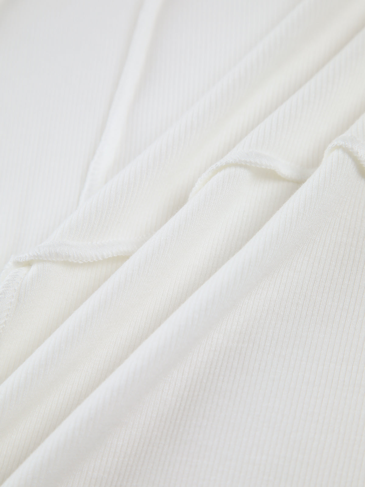 Léontine | Haut Court Tricoté à Col Rond et Coupe Slim - Élégance avec Détails Lignés