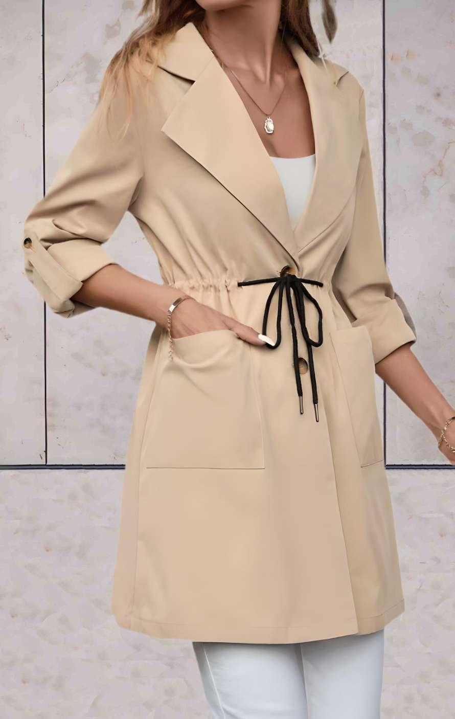 Kylie - Longue veste beige avec poches latérales, grand col et motif string