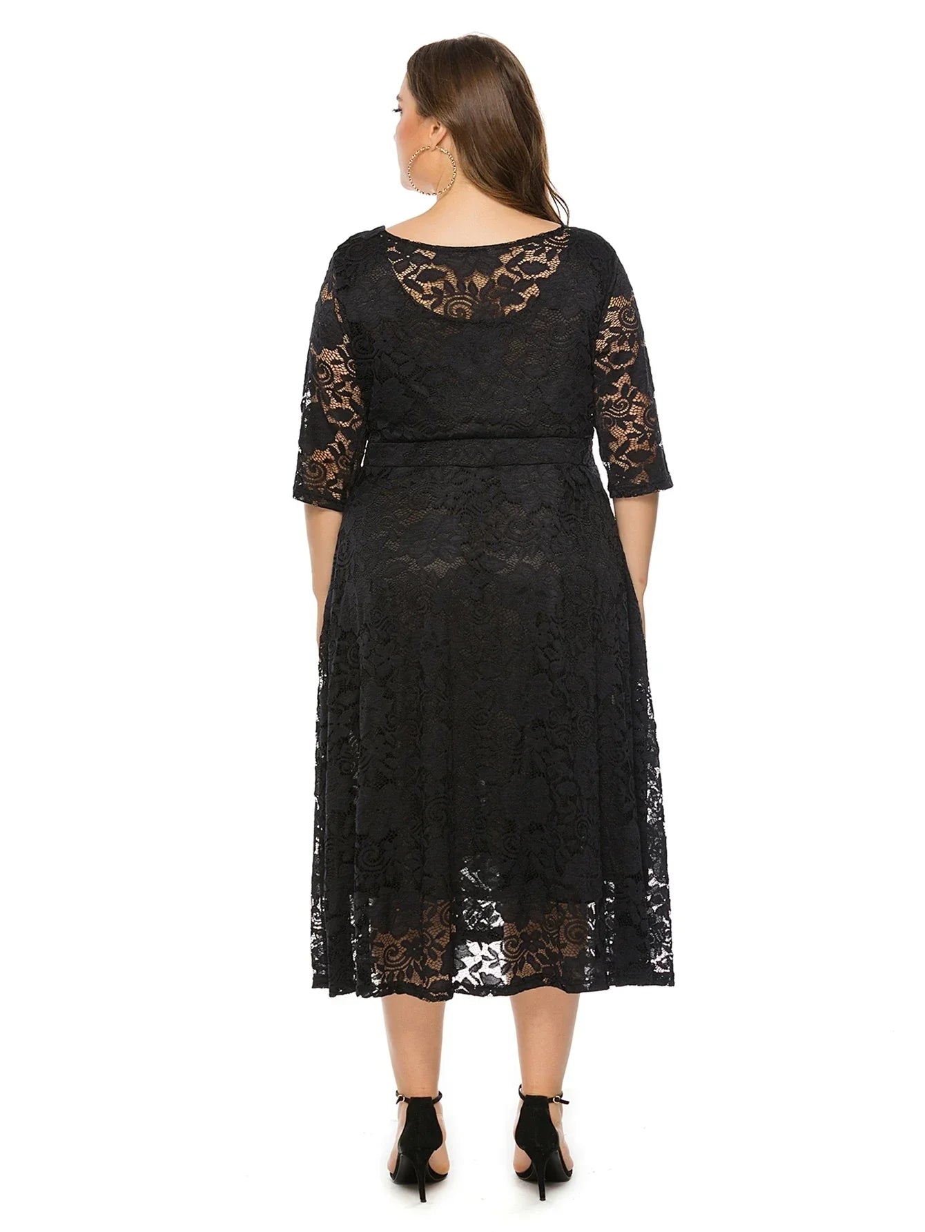 Robe midi grande taille en dentelle contrastée - Élégance et style unique - Projet Paris - Détails raffinés