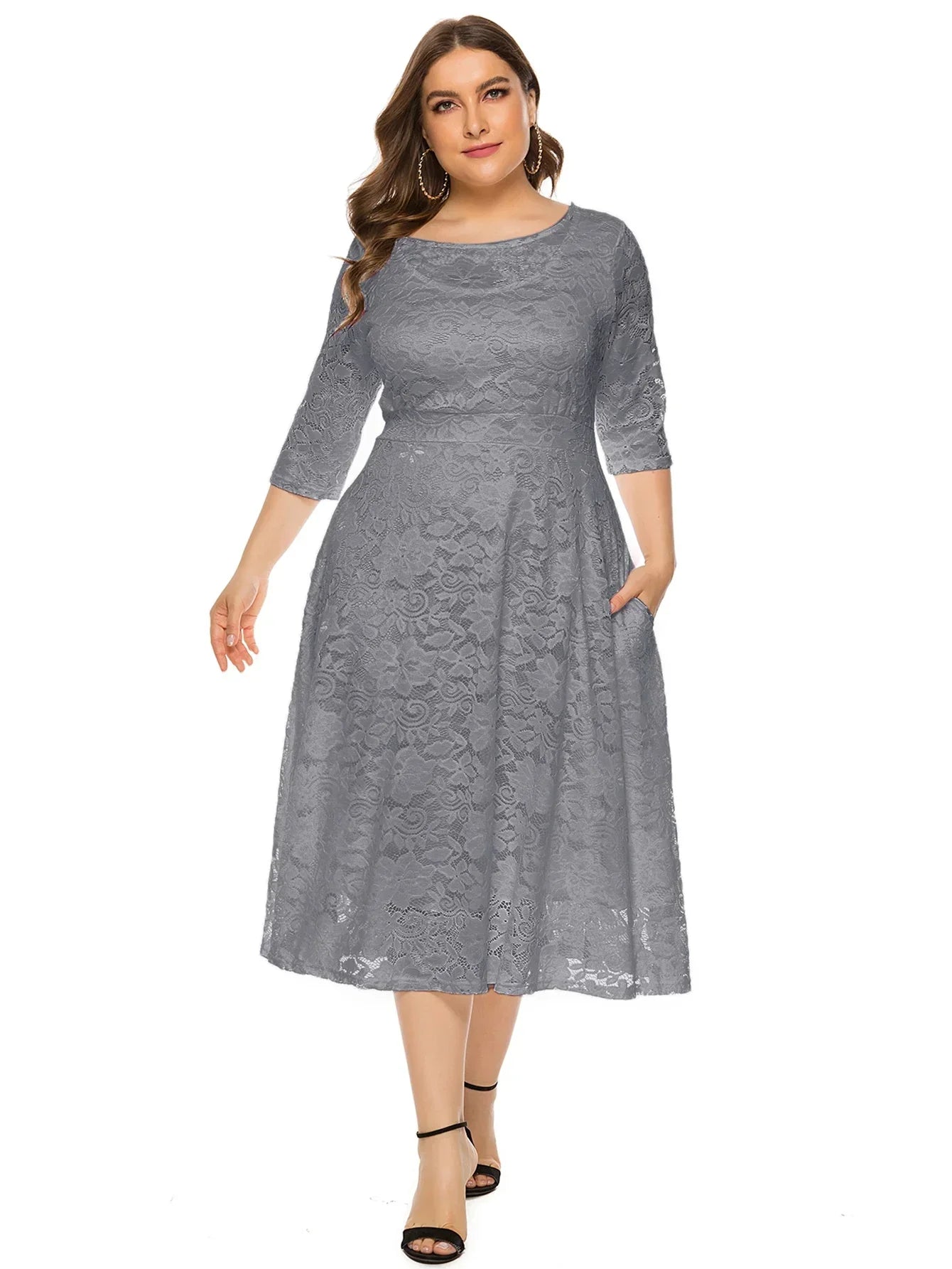 Robe midi grande taille en dentelle contrastée - Élégance et style unique - Projet Paris - Détails raffinés