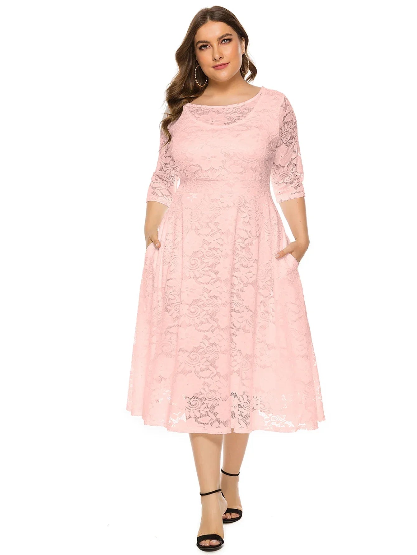 Robe midi grande taille en dentelle contrastée - Élégance et style unique - Projet Paris - Détails raffinés