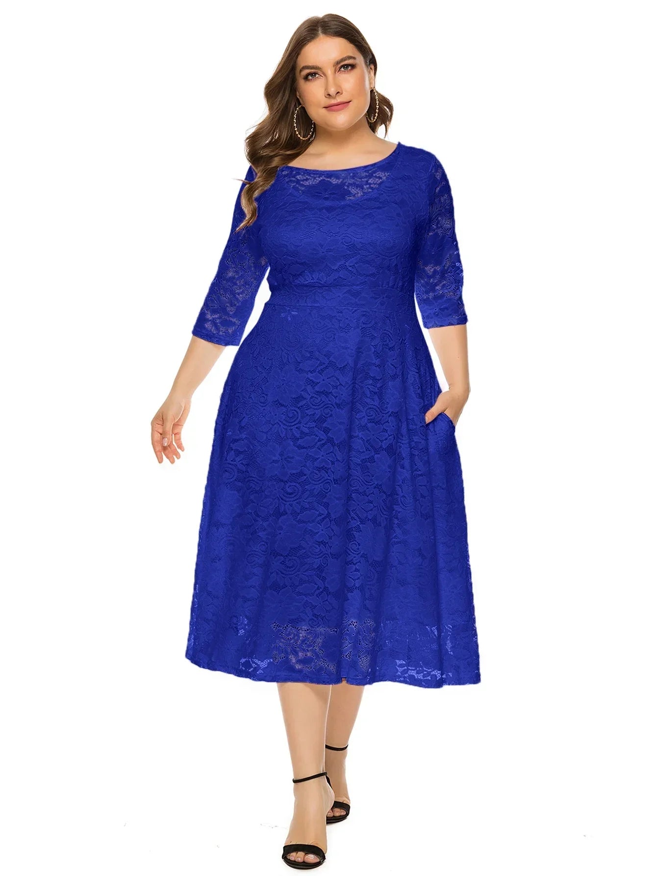 Robe midi grande taille en dentelle contrastée - Élégance et style unique - Projet Paris - Détails raffinés