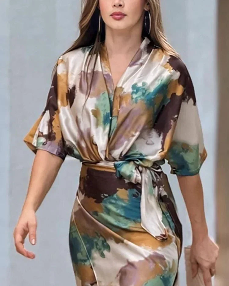 Robe portefeuille satinée avec imprimé tie-dye - Style unique et élégant - Projet Paris - Parfaite pour l'été