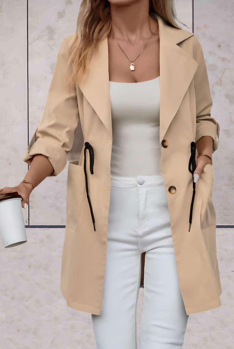 Kylie - Longue veste beige avec poches latérales, grand col et motif string