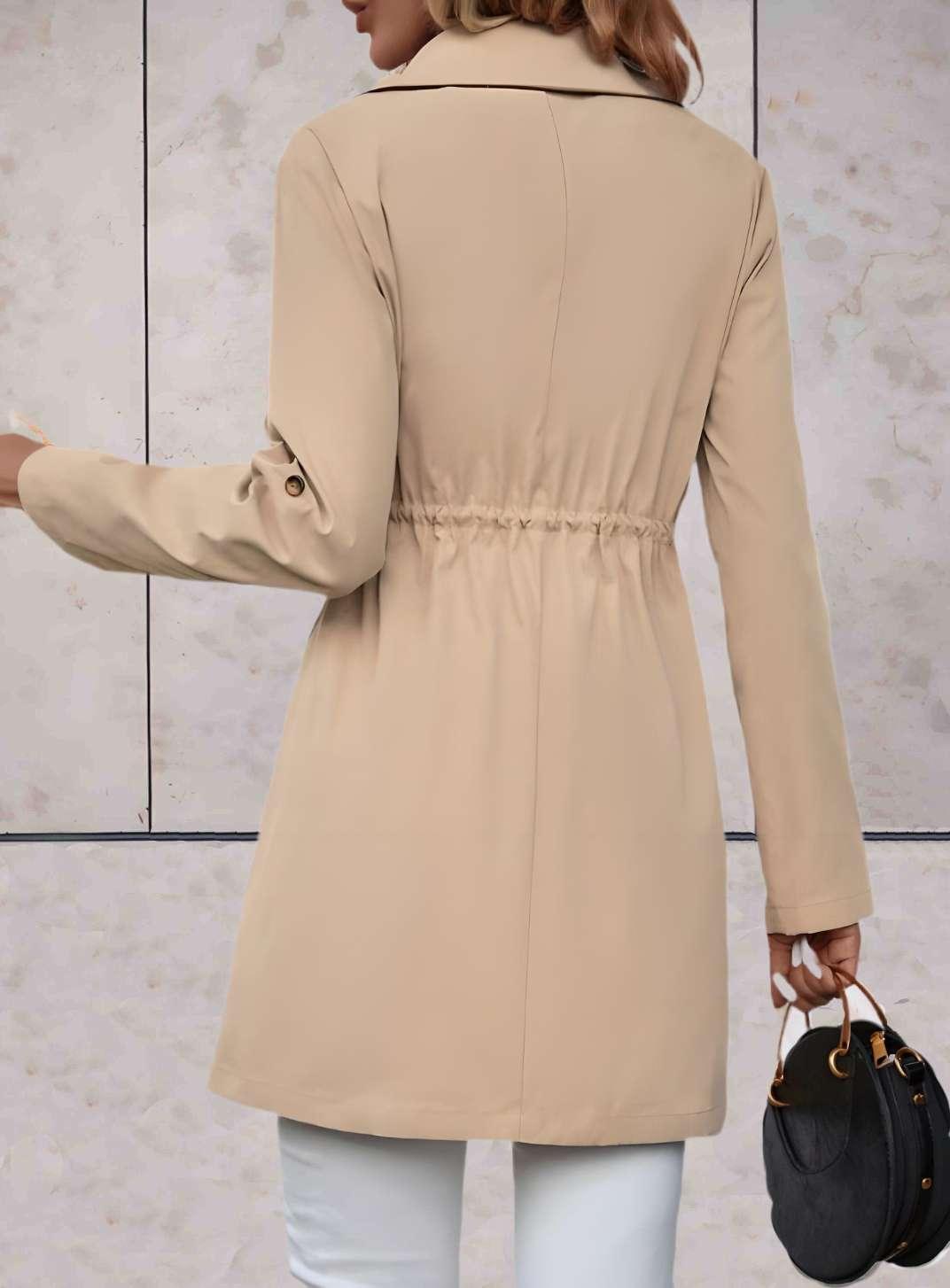 Kylie - Longue veste beige avec poches latérales, grand col et motif string