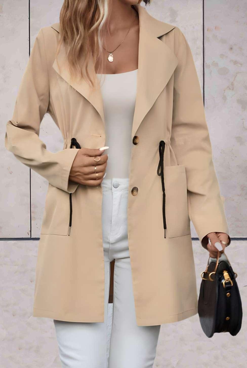 Kylie - Longue veste beige avec poches latérales, grand col et motif string