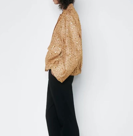 Elégant manteau oversize avec pièces dorées scintillantes