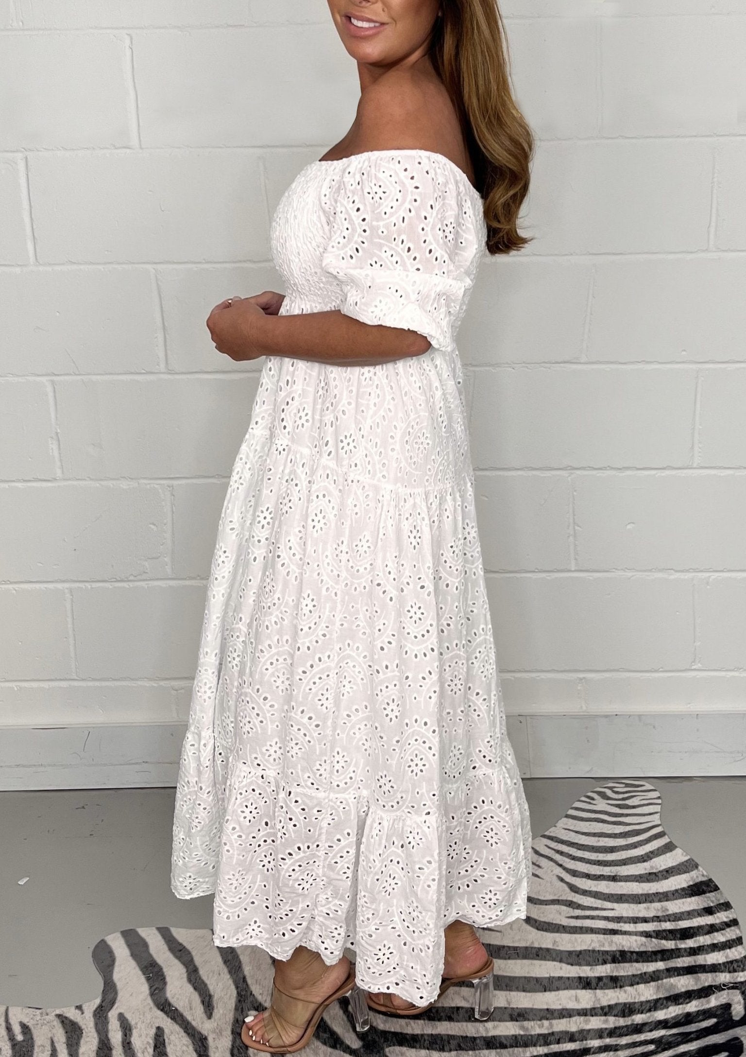 Robe casual brodée - Confort et style décontracté - Projet Paris - Parfaite pour les journées estivales